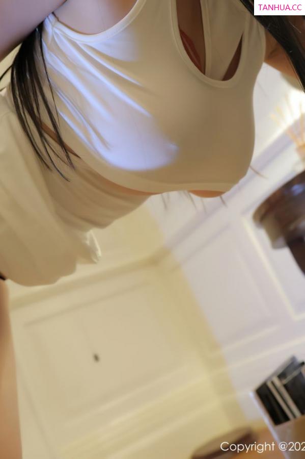 美七Mia  丰腴女神美七Mia 白色紧身服饰勾勒第49张图片